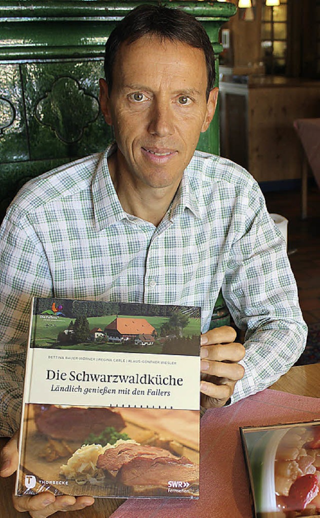 Klaus-Gnther Wiesler  hat im  Kochbuc...; den lndlichen Genuss festgehalten.   | Foto: Christa Maier