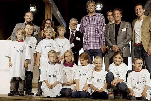 Dirk Nowitzki berreicht Freiburger Schlern einen 10.000-Euro-Scheck