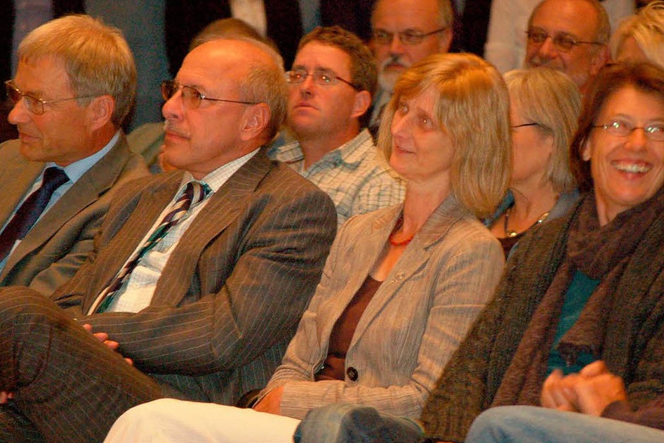 Rund 350 gut gelaunte Bürger, Bürgermeister, Gemeinderäte, Abgeordnete und Feuerwehrleute begrüßten den Landesvater in Wehr. (Foto: Hildegard Siebold) Rund 350 gut gelaunte Bürger, Bürgermeister, Gemeinderäte, Abgeordnete und Feuerwehrleute begrüßten den Landesvater in Wehr. (Foto: Hildegard Siebold)