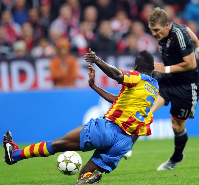 Schweinsteiger (rechts) zieht ab,  Cis...schon steht es 1:0 fr den FC Bayern.   | Foto: dpa