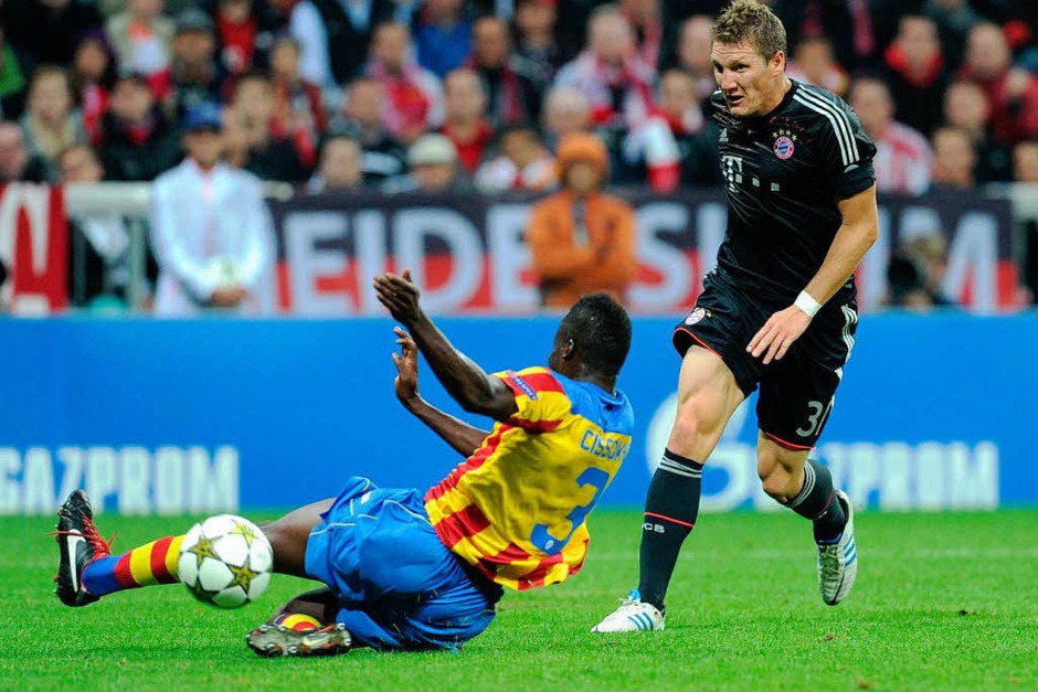 Bastian Schweinsteiger (rechts) macht das 1:0 für Bayern München im Spiel gegen Valencia. (Foto: AFP) Bastian Schweinsteiger (rechts) macht das 1:0 für Bayern München im Spiel gegen Valencia. (Foto: AFP)
