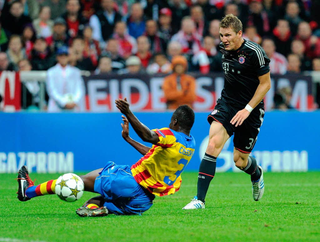 Bastian Schweinsteiger (rechts) macht das 1:0 fr Bayern Mnchen im Spiel gegen Valencia.