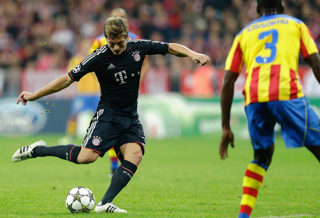 Perfekte Schusshaltung: Toni Kroos trifft gleich zum 2:0 fr Bayern Mnchen gegen Valencia