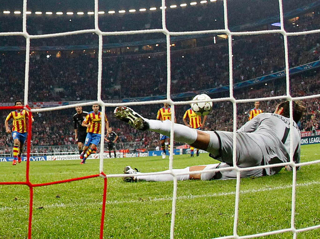 In der Nachspielzeit pariert Valencias Diego Alves einen Elfmeter von Bayerns Mandzukic (nicht im Bild).