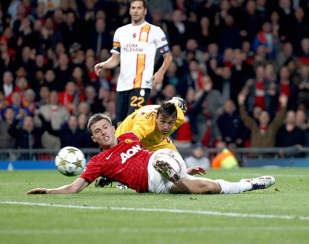 Im Fallen schiet Carrick Manchesters 1:0 gegen Istanbul.