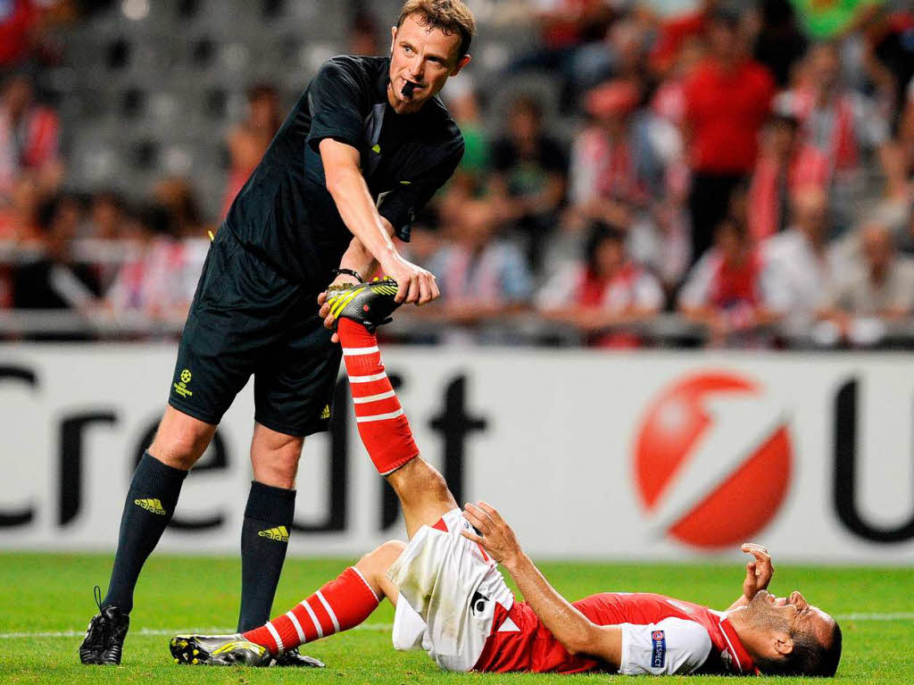 Schiedsrichter Peter Rasmussen hilft Ruben Micael von Braga, das zu Hause gegen Cluj mit 0:2 verlor.