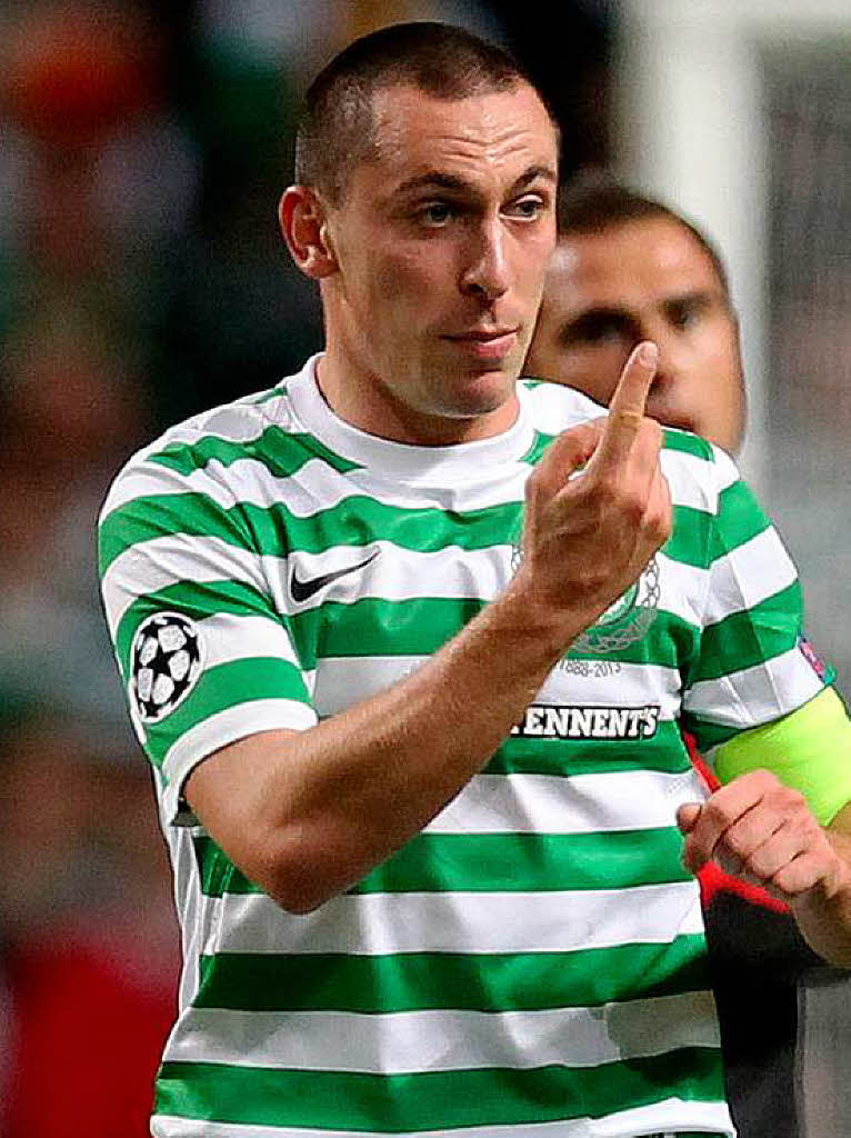 Celtic Glasgows Kapitn  Scott Brown gibt Fingerzeige beim 0:0 gegen Benfica Lissabon