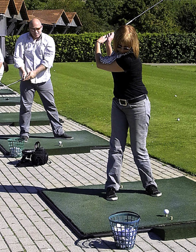 Teilnehmer des Schnupperkurses auf der Driving Range  | Foto: A. Huber