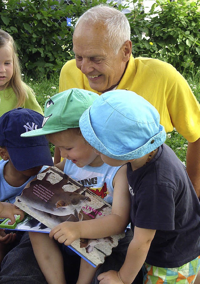 Viel Spa  haben Lese-Opa Hermann und die Kinder.   | Foto: privat