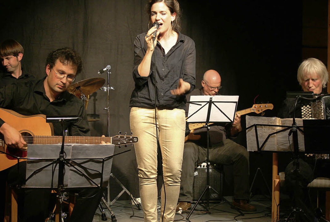 Die neu gegründeten &#8222;Täler&#8220; mit Sängerin Rebecca Hahlbrock    | Foto: Dieter Maurer