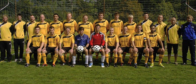 Die erste Mannschaft der SpVgg Utzenfe...em Bild: der neue Trainer Willi Karle   | Foto: Verena Wehrle