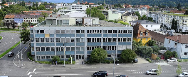 Rechts vom Kronimus-Haus steht noch ei...d vom geplanten Neubau weit berragt.   | Foto: Kunz