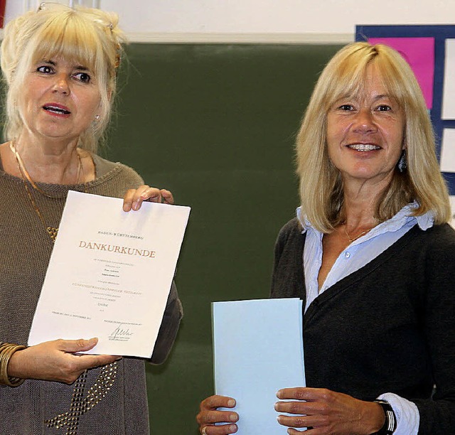 Schulleiterin Susanne Kury (links) bes...22;inneres Feuer und Herzblut&#8220;.   | Foto: hans-jrgen hege