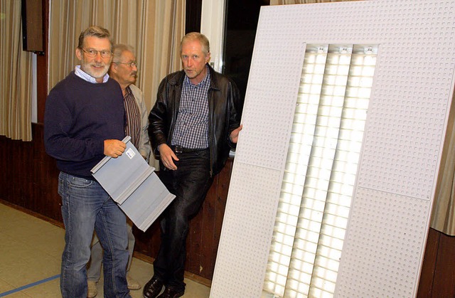 Stadtbaumeister Michael Rohrer (rechts...Daches des Harpolinger Gemeindesaals.   | Foto: Jrn Kerckhoff