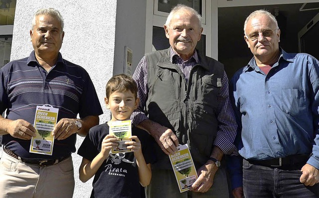 Redaktionsleiter Axel Kremp (rechts) ...atzierten Herbert Hlderle Gutscheine.  | Foto: Jens Klein