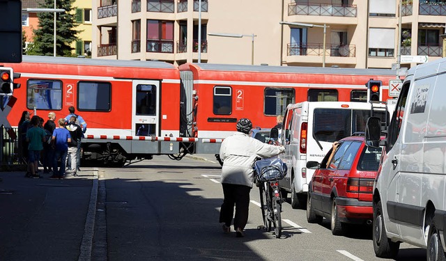 Eisenbahn, Autos, Radfahrer und Fugn...tadtbauamts umsetzen und entflechten.   | Foto: Jens Klein