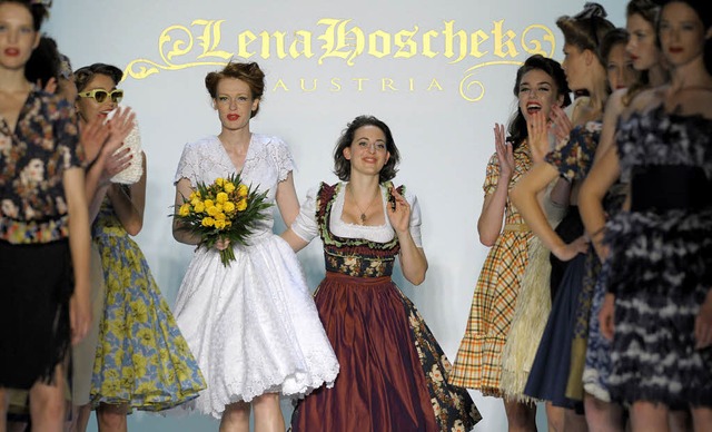 Die sterreichische Designerin Lena Ho...g feiern &#8211; natrlich im Dirndl.   | Foto: dpa