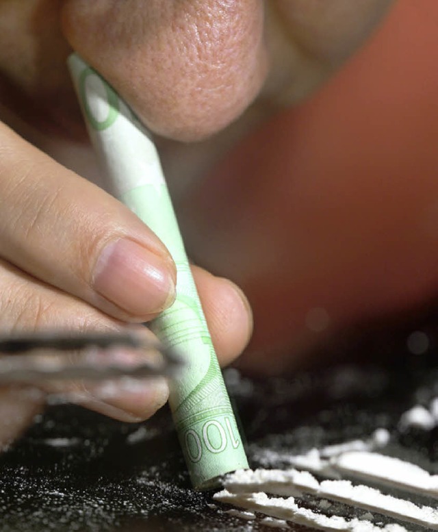 Schtige konsumieren Kokain als weies...r, indem sie es die Nase hochziehen.    | Foto: dpa