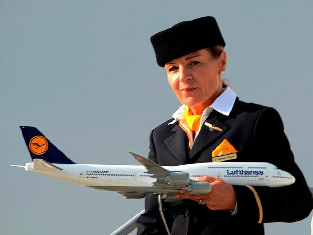 Flugbegleiter sollen bei der neuen Bil... Lufthansa deutlich weniger verdienen   | Foto: AFP
