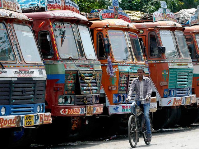 Weil der Premier die Subventionen fr ...kten am Donnerstag Indiens Busfahrer.   | Foto: dapd