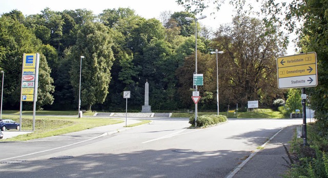 Der Kreisverkehr im Kenzinger Norden k...zten Denkmal ist knftig barrierefrei.  | Foto: Ilona Hge