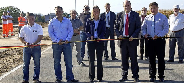 Bernd Maurer, Karnik Azak, Andrea Figl...n links) erffnen die  Wislaerstrae.   | Foto: Jrg Schimanski