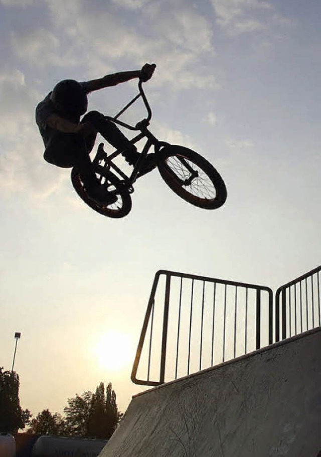 BMX-Fahrer auf der Emmendinger Halfpipe.   | Foto: Hans-Jrgen Trul