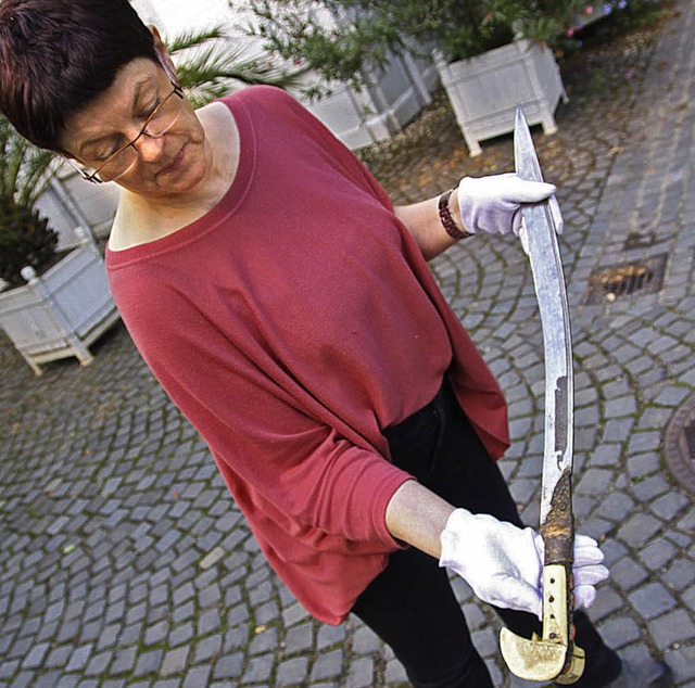 Gabriele Bohnert vor dem Stadtmuseum i...muraiuniform lagert  in einer Kiste.    | Foto: Max Schuler