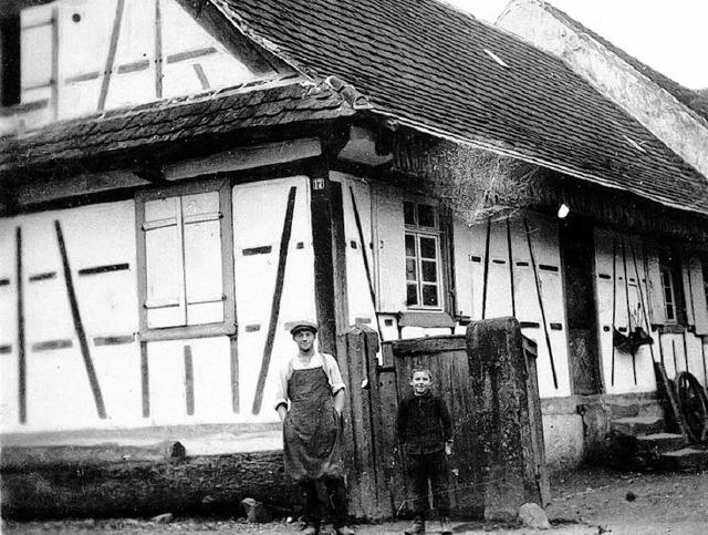 S&#8217;Krummholze-Seppe in einer unda...ahme und wie das Haus heute aussieht.   | Foto: Hist. Arbeitskreis