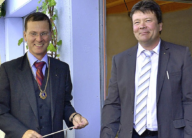 Werner Schneider bergab das Amt des P...an Professor Michael Pfeiffer (links).  | Foto: privat