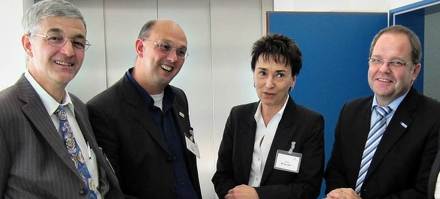 Michael Crecelius (RP Freiburg, links)...enst) Wolfgang Bruer (EnBW, rechts).   | Foto: ED