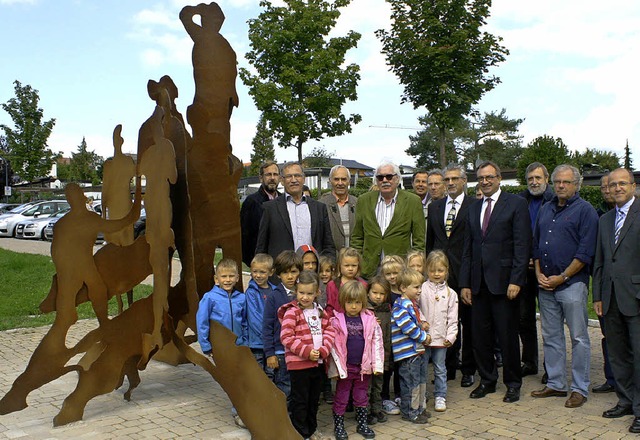 Ulrich May (Zweiter von links) weihte ...haffen hat sie Werner Berges (Mitte).   | Foto: Cremer