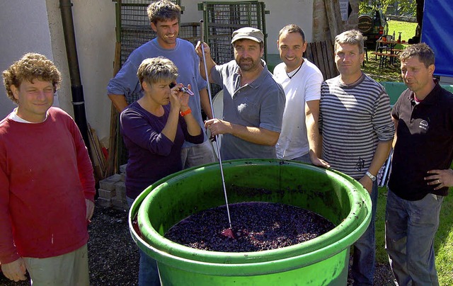 Helfer der IG Weinbau vermanschen die ...ks der Zweite Vorsitzende Thomas Balk.  | Foto: Heinz Vollmar