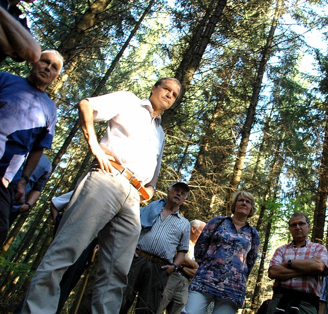 Auch OB  Eberhardt schaute sich den Wald an.  | Foto: Martina Proprenter