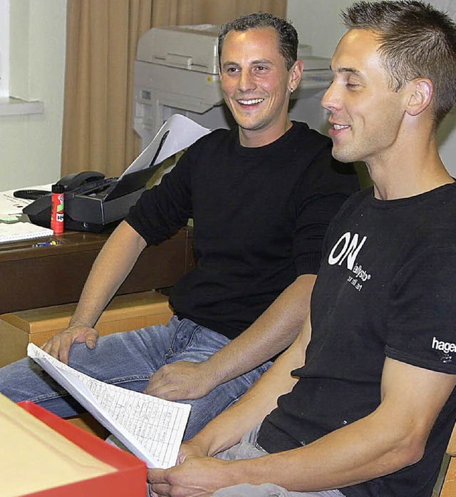 Jens Owald (links) und Marco Winkler ... Unterschriften im Rathaus Endenburg.   | Foto: Hege