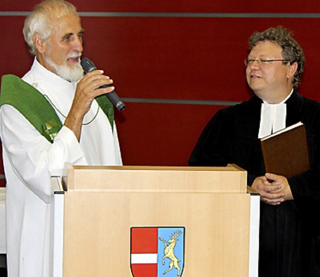 Die Pfarrer August Schuler und Peter H...nk baten um Gottes Segen fr das Haus.  | Foto: Hermann Jacob