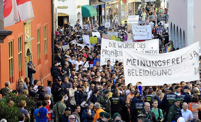 Whrend in anderen Teilen der Welt die...Freiburg etwa 850 Menschen friedlich.   | Foto: Thomas KUNZ