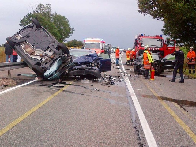 Schwerer Unfall auf der Bundesstrae 3... und schrg auf der Leitplanke hngen.  | Foto: Martin Ganz