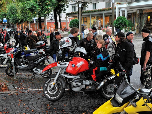 Parken als Protest: 80 Motorradfahrer ...eiburger Nieselregen nicht vertreiben.  | Foto: Rita Eggstein