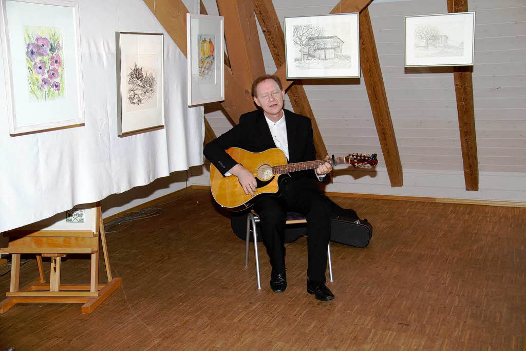 Brendan Monaghan umrahmte die Vernissage zur Ausstellung "Steckenpferde" - Vernissage im Hagehus musikalisch