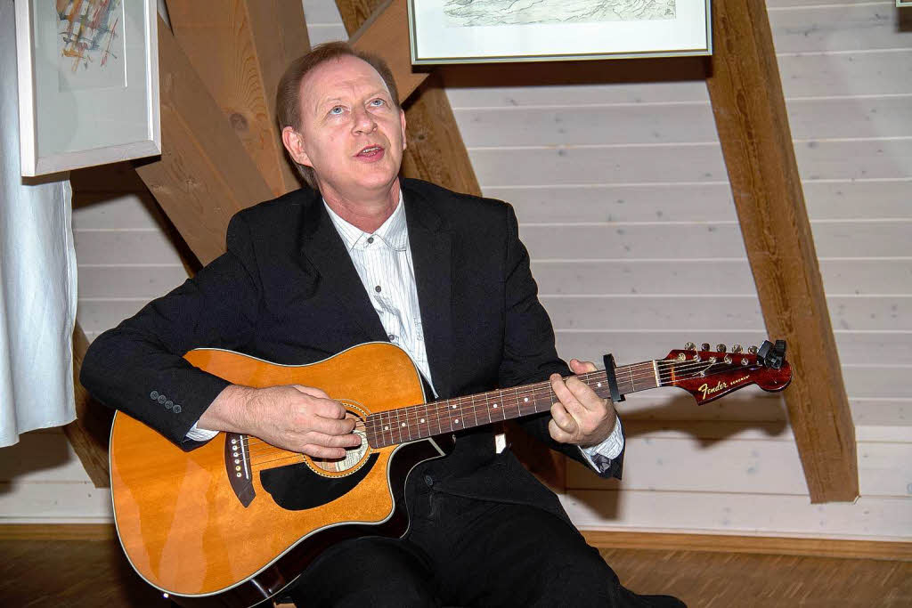Brendan Monaghan umrahmte die Vernissage zur Ausstellung "Steckenpferde" im Hagehus musikalisch