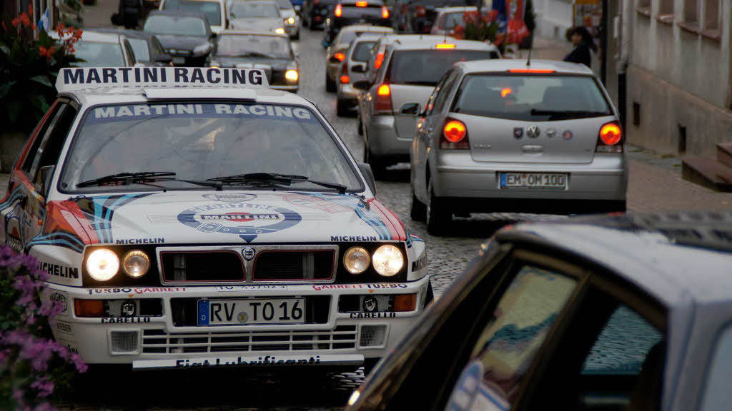Lancia Legends in Endingen: Im Rallyeboliden durch den morgendlichen Einkaufsverkehr in Endingen zum Kontrollpunkt. Lancia Legends in Endingen: Im Rallyeboliden durch den morgendlichen Einkaufsverkehr in Endingen zum Kontrollpunkt.