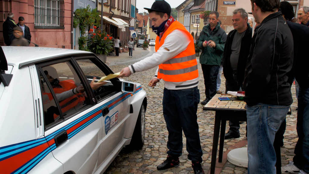 Lancia Legends in Endingen: Kontrollpunkt am Rathausbrunnen. Lancia Legends in Endingen: Kontrollpunkt am Rathausbrunnen.