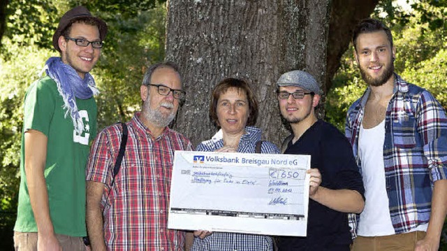 Max Welteroth (links), Niclas Henle un...;: einen Scheck in Hhe von 650 Euro.   | Foto: ZVG