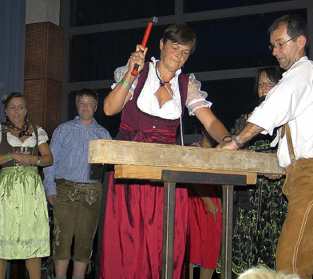 Wettnageln und mehr: Tolle Stimmung he...nd Fanfarenzuges der Feuerwehr Riegel.  | Foto: Hassler