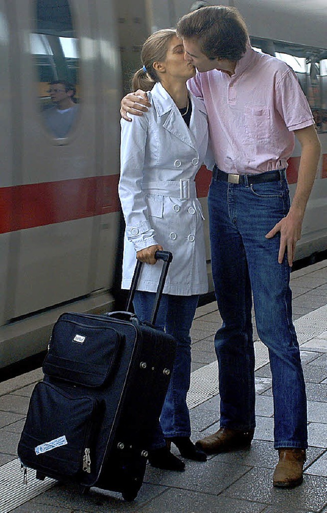 &#8222;Bis nchste Woche!&#8220;: Beziehungspendler am Bahnhof   | Foto: Schneider