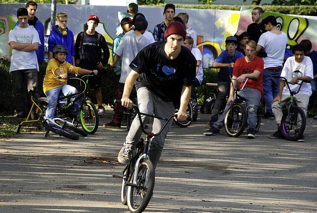 Einer fhrt, die anderen schauen gespannt zu: BMX-Wettbewerb am Gifizsee.   | Foto: Gertrude Siefke