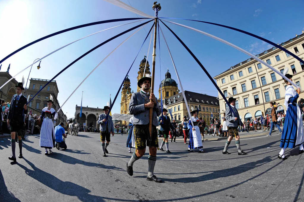 Teilnehmer des traditionellen Trachten- und Schützenzuges. Teilnehmer des traditionellen Trachten- und Schützenzuges.