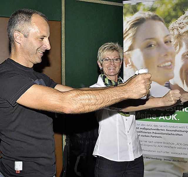 Waldemar Hug aus Hchenschwand unterzo...che von der AOK Hochrhein-Bodensee.    | Foto: Pichler