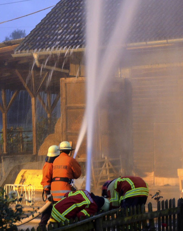 Wasser Marsch hie es fr die Feuerweh...eitagabend rund ums Beuggener Schloss.  | Foto: Momme Spinder